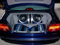 Umfangreicher Car HiFi Einbau in den Kofferraum eines BMW